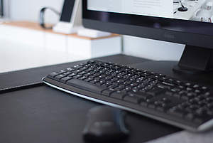 PC-Monitor mit Tastatur und Maus 