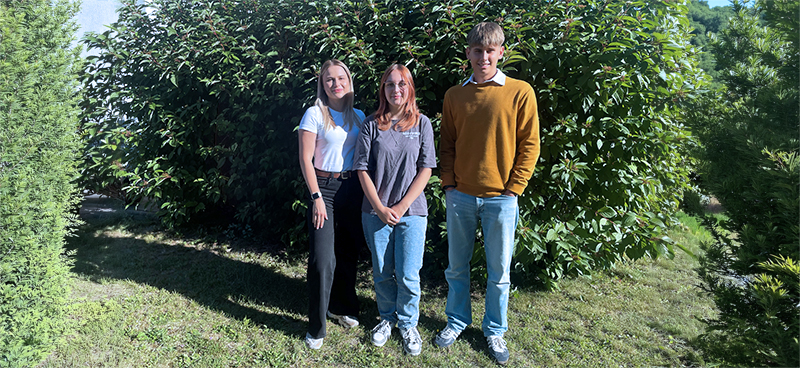 Gruppenfoto der drei neuen Kufer-Azubis im Freien