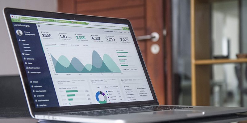 Statistik wie BAMF mit KuferSQL Laptop auf dem Statistiken zu sehen sind