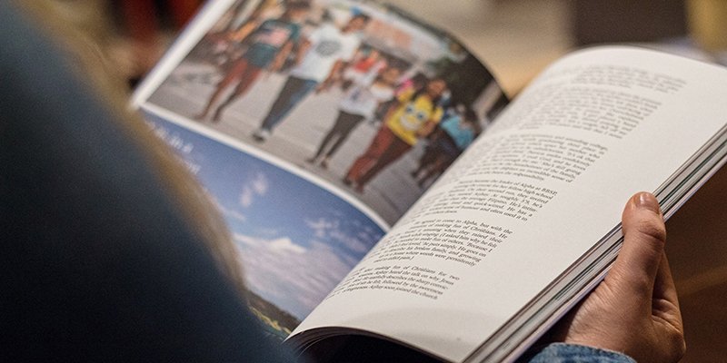 Veröffentlichen Ihrer Kurse mit KuferSQL Person blättert in Zeitschrift