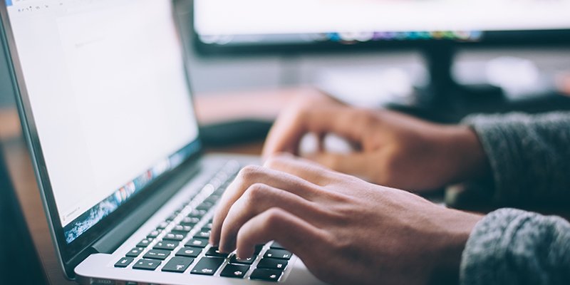 Kursverwaltung mit KuferSQL Verwaltungsmitarbeiter bei der Arbeit