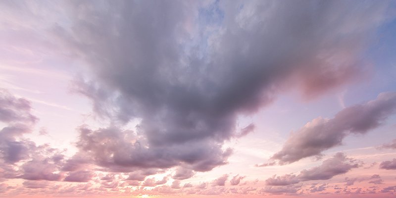 Rötlich-blauer Himmel von Wolken durchzogen