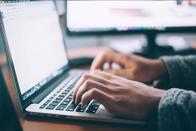 Mann arbeitet an Laptop