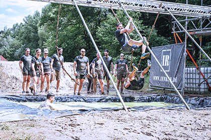 Team beim gemeinsamen Outdoor-Event auf einem Parcours
