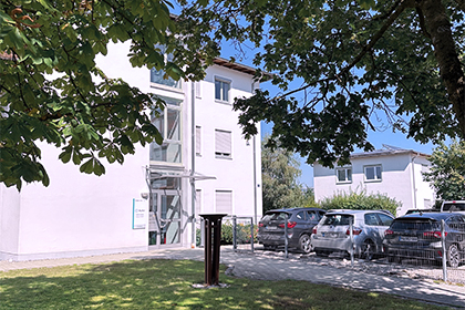 Außenansicht des Firmengebäudes mit Parkplatz