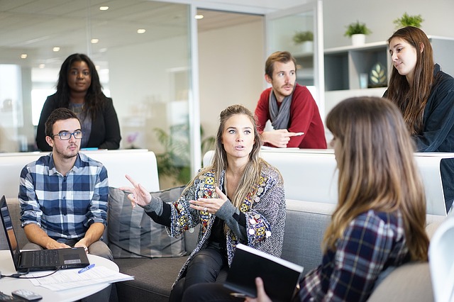 Auszubildende unterhalten sich im Büro